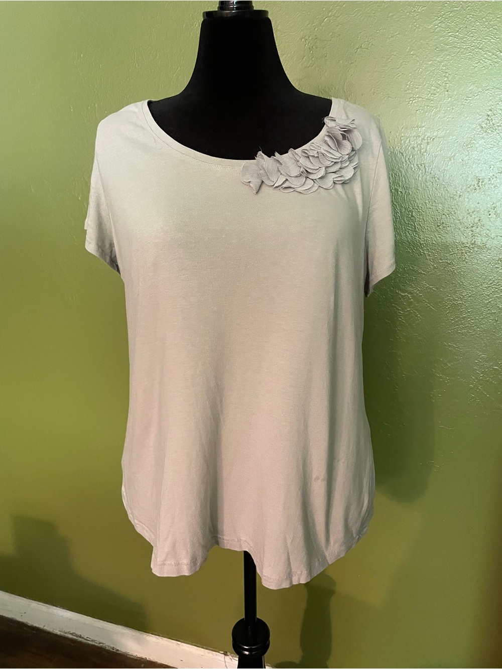 Lane Bryant Light Gray Short-Sleeve Tee with Floral Appliqué